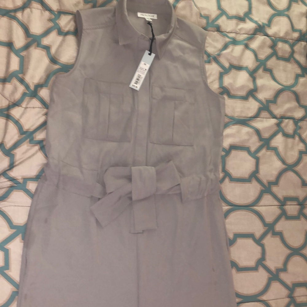 XS gray dress with. Two pockets in front